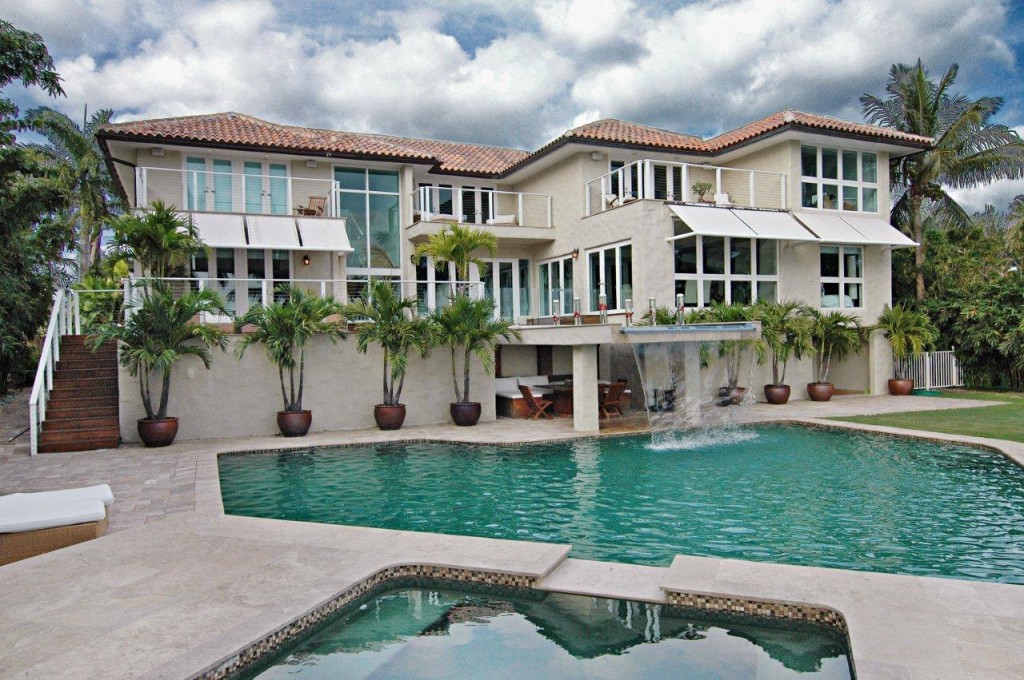 The back yard area included a large pool with a cascading waterfall. There was also as hot tub / spa for relaxation. Sean Wolfington and Ana Wolfington bought Cher?s former mansion on the island of Key Biscayne.